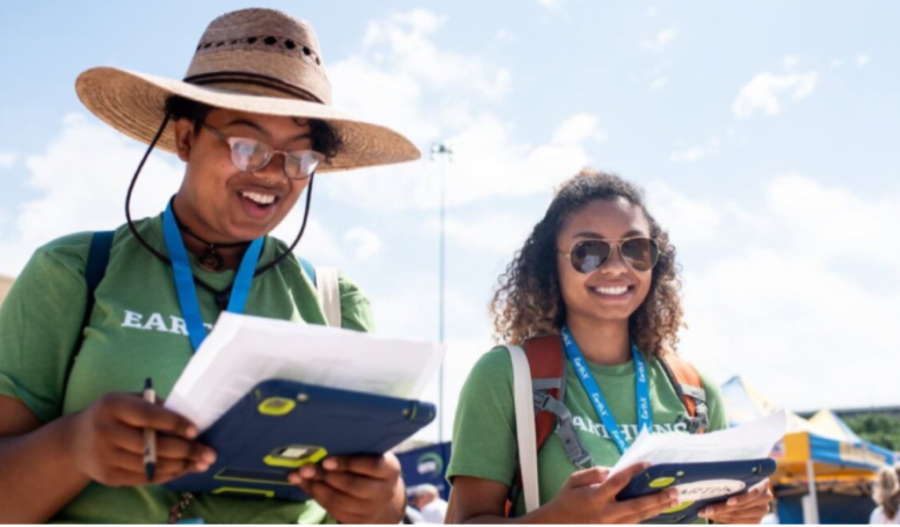 Two volunteers during the EarthX event.