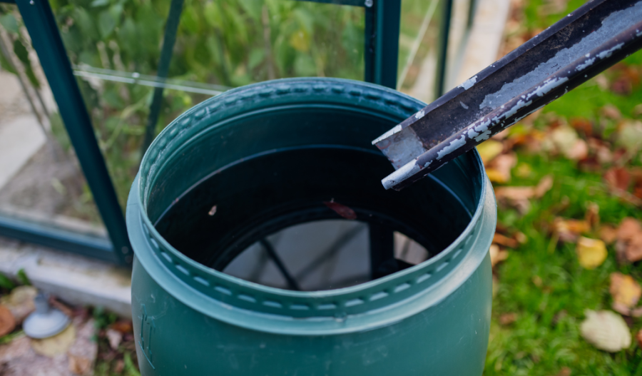  Collecting rainwater in a rain barrel